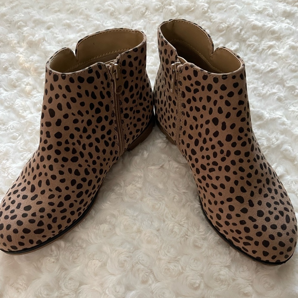 Adorable Girls Cheetah Boots Size 4 (Big Girls) - Cat & Jack Brand